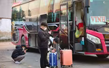 Bến xe Hà Nội vắng lặng chiều 29 Tết, xe xếp hàng dài chờ khách...
