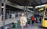 Bến xe Hà Nội vắng lặng chiều 29 Tết, xe xếp hàng dài chờ khách...