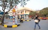 Bến xe Hà Nội vắng lặng chiều 29 Tết, xe xếp hàng dài chờ khách...