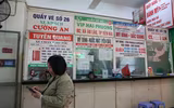 Bến xe Hà Nội vắng lặng chiều 29 Tết, xe xếp hàng dài chờ khách...