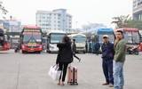 Bến xe Hà Nội vắng lặng chiều 29 Tết, xe xếp hàng dài chờ khách...