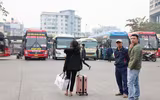 Bến xe Hà Nội vắng lặng chiều 29 Tết, xe xếp hàng dài chờ khách...