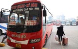 Bến xe Hà Nội vắng lặng chiều 29 Tết, xe xếp hàng dài chờ khách...