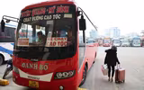 Bến xe Hà Nội vắng lặng chiều 29 Tết, xe xếp hàng dài chờ khách...