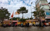Tổ Đình Phúc Khánh tấp nập người đến đăng ký cầu bình an ngày Mùng 3 Tết, nhiều bãi trông xe tự phát xuất hiện