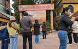 Tổ Đình Phúc Khánh tấp nập người đến đăng ký cầu bình an ngày Mùng 3 Tết, nhiều bãi trông xe tự phát xuất hiện