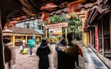 Tổ Đình Phúc Khánh tấp nập người đến đăng ký cầu bình an ngày Mùng 3 Tết, nhiều bãi trông xe tự phát xuất hiện
