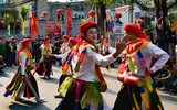 Xem trai giả gái nhảy múa nhịp nhàng, yểu điệu tại lễ hội độc đáo giữa Thủ đô