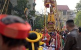 Xem trai giả gái nhảy múa nhịp nhàng, yểu điệu tại lễ hội độc đáo giữa Thủ đô