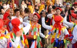 Xem trai giả gái nhảy múa nhịp nhàng, yểu điệu tại lễ hội độc đáo giữa Thủ đô