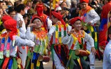 Xem trai giả gái nhảy múa nhịp nhàng, yểu điệu tại lễ hội độc đáo giữa Thủ đô