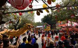 Xem trai giả gái nhảy múa nhịp nhàng, yểu điệu tại lễ hội độc đáo giữa Thủ đô