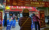 Người Hà Nội xếp hàng từ 4h sáng chờ mua vàng lấy may ngày Vía Thần Tài xuân Quý Mão