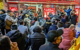Người Hà Nội xếp hàng từ 4h sáng chờ mua vàng lấy may ngày Vía Thần Tài xuân Quý Mão