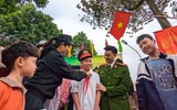 Hình ảnh ý nghĩa đầu năm của chiến sĩ cảnh sát cơ động, phòng cháy chữa cháy và người làm báo Công an Thủ đô