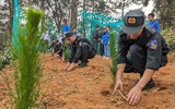 Hình ảnh ý nghĩa đầu năm của chiến sĩ cảnh sát cơ động, phòng cháy chữa cháy và người làm báo Công an Thủ đô