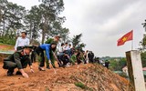 Hình ảnh ý nghĩa đầu năm của chiến sĩ cảnh sát cơ động, phòng cháy chữa cháy và người làm báo Công an Thủ đô