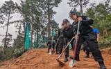 Hình ảnh ý nghĩa đầu năm của chiến sĩ cảnh sát cơ động, phòng cháy chữa cháy và người làm báo Công an Thủ đô