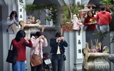 Giới trẻ Hà Thành nô nức đi lễ cầu duyên trong ngày Lễ Tình yêu Valentine 2023