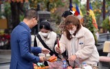 Giới trẻ Hà Thành nô nức đi lễ cầu duyên trong ngày Lễ Tình yêu Valentine 2023