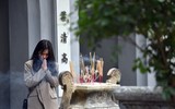 Giới trẻ Hà Thành nô nức đi lễ cầu duyên trong ngày Lễ Tình yêu Valentine 2023