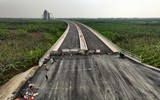 Nhìn từ flycam cầu vòm thép cao nhất Việt Nam với thiết kế độc đáo bắc qua sông Đuống