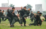 Xem nữ Cảnh sát cơ động dự bị chiến đấu Hà Nội trình diễn đẹp mắt 