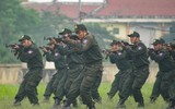 Xem nữ Cảnh sát cơ động dự bị chiến đấu Hà Nội trình diễn đẹp mắt 