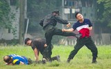 Xem nữ Cảnh sát cơ động dự bị chiến đấu Hà Nội trình diễn đẹp mắt 