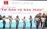 Xem Cảnh sát cơ động CATP Hà Nội hướng dẫn nữ sinh viên kỹ năng phòng vệ 
