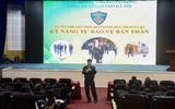 Xem Cảnh sát cơ động CATP Hà Nội hướng dẫn nữ sinh viên kỹ năng phòng vệ 