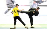 Xem Cảnh sát cơ động CATP Hà Nội hướng dẫn nữ sinh viên kỹ năng phòng vệ 