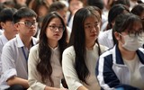 Nữ sinh trường Trần Phú Hà Nội vỡ òa cảm xúc trong ngày chia tay lớp 12