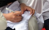 Nữ sinh trường Trần Phú Hà Nội vỡ òa cảm xúc trong ngày chia tay lớp 12