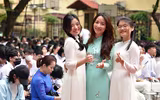Nữ sinh trường Trần Phú Hà Nội vỡ òa cảm xúc trong ngày chia tay lớp 12