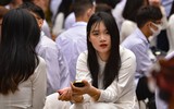 Nữ sinh trường Trần Phú Hà Nội vỡ òa cảm xúc trong ngày chia tay lớp 12