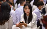 Nữ sinh trường Trần Phú Hà Nội vỡ òa cảm xúc trong ngày chia tay lớp 12