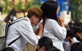 Nữ sinh trường Trần Phú Hà Nội vỡ òa cảm xúc trong ngày chia tay lớp 12