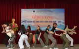 Nữ sinh trường Trần Phú Hà Nội vỡ òa cảm xúc trong ngày chia tay lớp 12