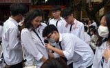 Nữ sinh trường Trần Phú Hà Nội vỡ òa cảm xúc trong ngày chia tay lớp 12
