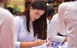 Nữ sinh trường Trần Phú Hà Nội vỡ òa cảm xúc trong ngày chia tay lớp 12