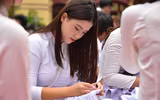 Nữ sinh trường Trần Phú Hà Nội vỡ òa cảm xúc trong ngày chia tay lớp 12