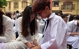Nữ sinh trường Trần Phú Hà Nội vỡ òa cảm xúc trong ngày chia tay lớp 12