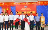 Lễ kết nạp Đảng trang trọng, tự hào của 2 học sinh THPT Hà Nội trước kỳ thi tốt nghiệp