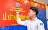 Lễ kết nạp Đảng trang trọng, tự hào của 2 học sinh THPT Hà Nội trước kỳ thi tốt nghiệp