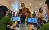 Công an Hà Nội hỗ trợ người dân kích hoạt định danh điện tử ở sân bay Nội Bài