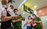 Công an Hà Nội hỗ trợ người dân kích hoạt định danh điện tử ở sân bay Nội Bài