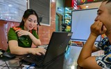 Công an Hà Nội hỗ trợ người dân kích hoạt định danh điện tử ở sân bay Nội Bài