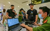 Công an Hà Nội hỗ trợ người dân kích hoạt định danh điện tử ở sân bay Nội Bài