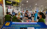 Công an Hà Nội hỗ trợ người dân kích hoạt định danh điện tử ở sân bay Nội Bài